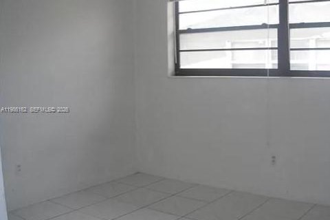 Снять в аренду виллу или дом в Майами-Гарденс, Флорида 3 спальни, 123м2, № 2047650 - фото 4