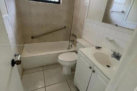 Снять в аренду виллу или дом в Майами-Гарденс, Флорида 3 спальни, 123м2, № 2047650 - фото 3