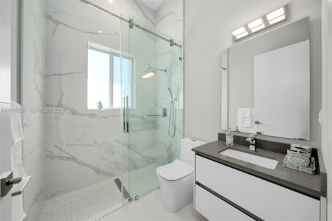 Casa en venta en Miami, Florida, 5 dormitorios, 359.07 m2 № 2056859 - foto 19