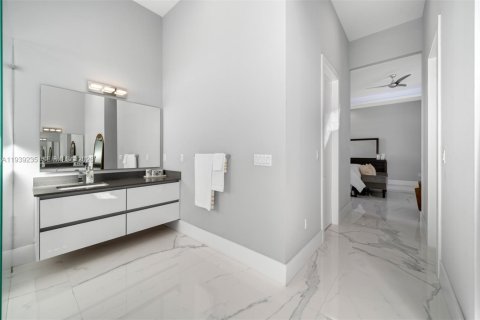 Casa en venta en Miami, Florida, 5 dormitorios, 359.07 m2 № 2056859 - foto 16