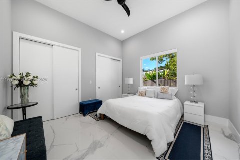 Casa en venta en Miami, Florida, 5 dormitorios, 359.07 m2 № 2056859 - foto 20