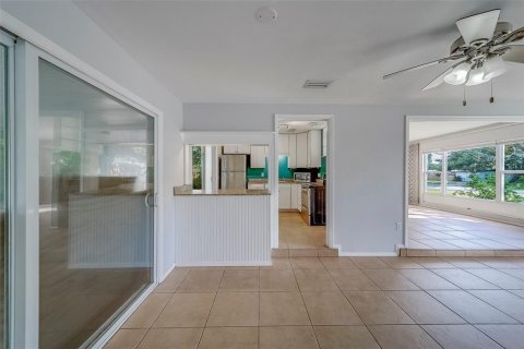 House in Saint Petersburg, Florida 3 bedrooms, 115.94 sq.m. № 1910205 - photo 5