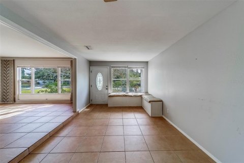House in Saint Petersburg, Florida 3 bedrooms, 115.94 sq.m. № 1910205 - photo 6