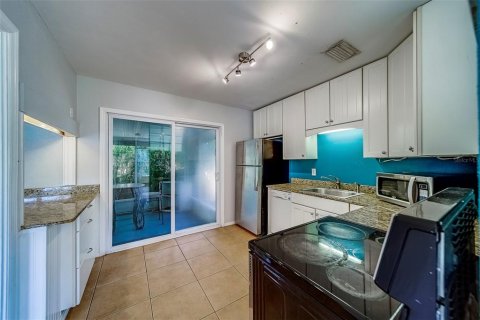 House in Saint Petersburg, Florida 3 bedrooms, 115.94 sq.m. № 1910205 - photo 10