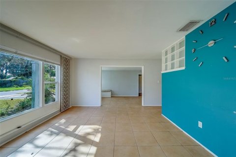 House in Saint Petersburg, Florida 3 bedrooms, 115.94 sq.m. № 1910205 - photo 16