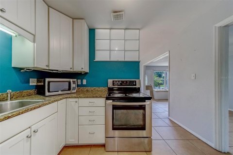 House in Saint Petersburg, Florida 3 bedrooms, 115.94 sq.m. № 1910205 - photo 8