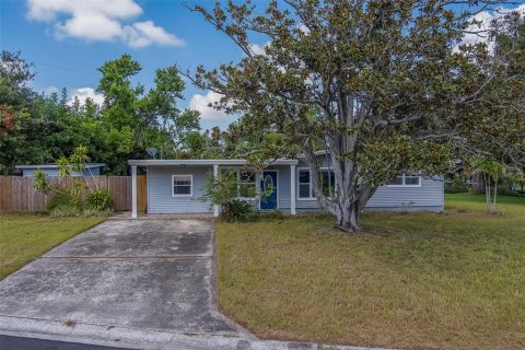 House in Saint Petersburg, Florida 3 bedrooms, 115.94 sq.m. № 1910205 - photo 1