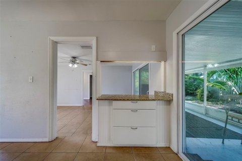 House in Saint Petersburg, Florida 3 bedrooms, 115.94 sq.m. № 1910205 - photo 11