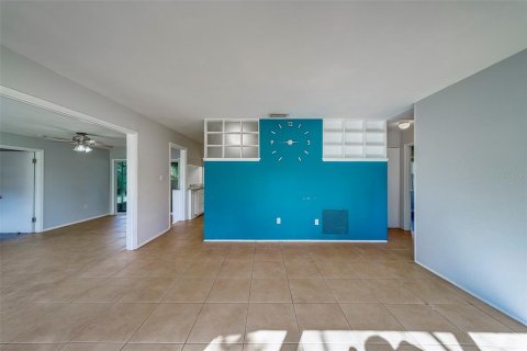 House in Saint Petersburg, Florida 3 bedrooms, 115.94 sq.m. № 1910205 - photo 17