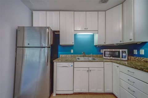 House in Saint Petersburg, Florida 3 bedrooms, 115.94 sq.m. № 1910205 - photo 9