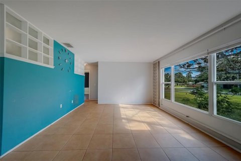 House in Saint Petersburg, Florida 3 bedrooms, 115.94 sq.m. № 1910205 - photo 12