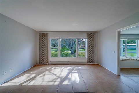 House in Saint Petersburg, Florida 3 bedrooms, 115.94 sq.m. № 1910205 - photo 14