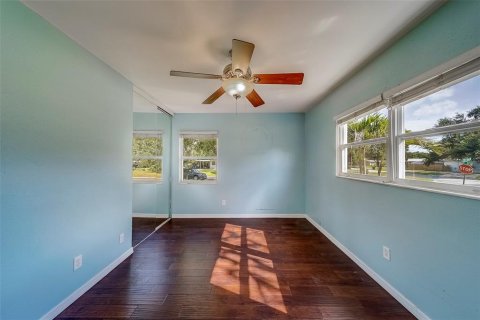 House in Saint Petersburg, Florida 3 bedrooms, 115.94 sq.m. № 1910205 - photo 24