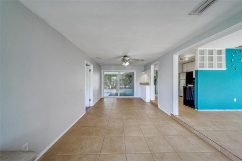 House in Saint Petersburg, Florida 3 bedrooms, 115.94 sq.m. № 1910205 - photo 3