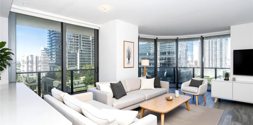 Condo in Miami, Florida, 3 bedrooms  № 2054114