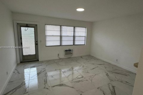 Снять в аренду кондоминиум в Уэст-Палм-Бич, Флорида 1 спальня, 52.95м2, № 1578014 - фото 1