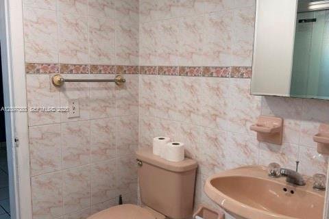 Condo in Miami, Florida, 2 bedrooms  № 2391947 - photo 7