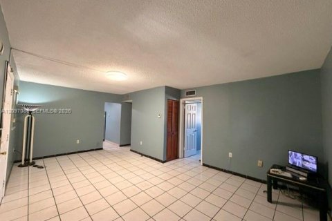 Condo in Miami, Florida, 2 bedrooms  № 2391947 - photo 2