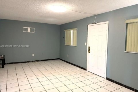Condo in Miami, Florida, 2 bedrooms  № 2391947 - photo 3