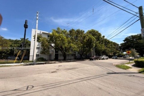 Condo in Miami, Florida, 2 bedrooms  № 2391947 - photo 10