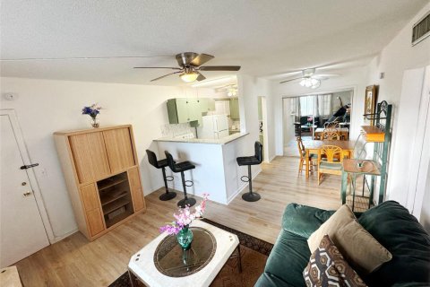 Condo in Pompano Beach, Florida, 2 bedrooms № 2244546 - photo 13
