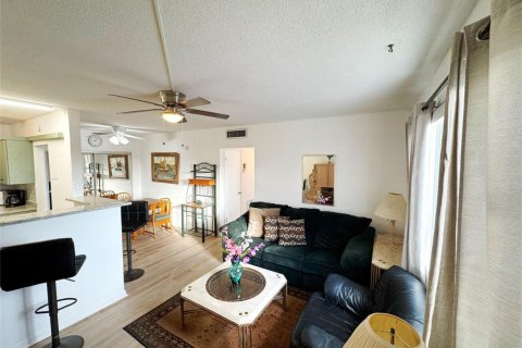 Condo in Pompano Beach, Florida, 2 bedrooms № 2244546 - photo 11