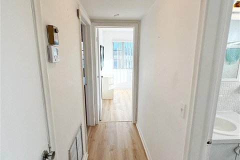 Condo in Pompano Beach, Florida, 2 bedrooms № 2244546 - photo 16