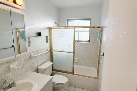 Condo in Pompano Beach, Florida, 2 bedrooms № 2244546 - photo 17