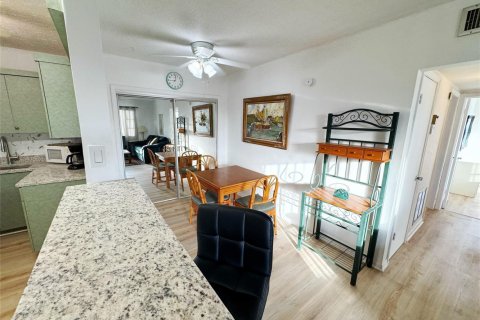 Condo in Pompano Beach, Florida, 2 bedrooms № 2244546 - photo 8