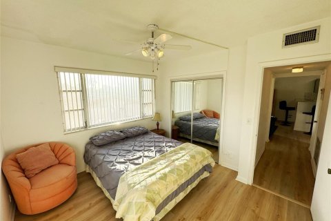 Condo in Pompano Beach, Florida, 2 bedrooms № 2244546 - photo 19