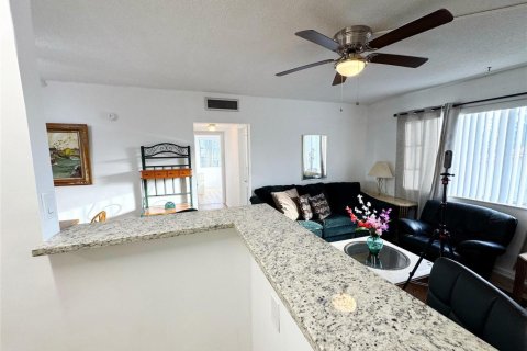 Condo in Pompano Beach, Florida, 2 bedrooms № 2244546 - photo 9