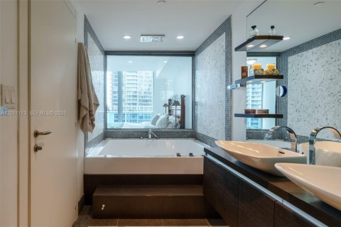 Copropriété à louer à Miami, Floride: 2 chambres, 144 m2 № 2076669 - photo 15