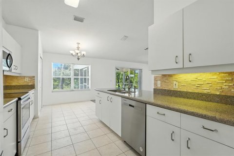 House in Port Orange, Florida 3 bedrooms, 161.84 sq.m. № 1876832 - photo 11