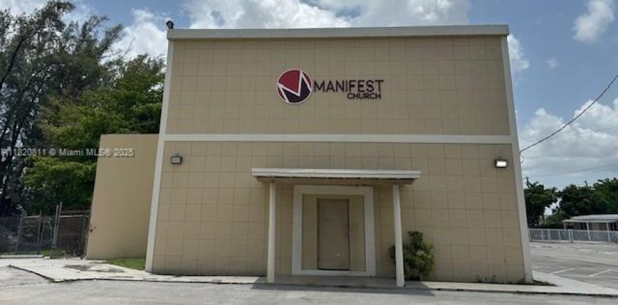 Commercial property in Opa-locka, Florida № 1781429
