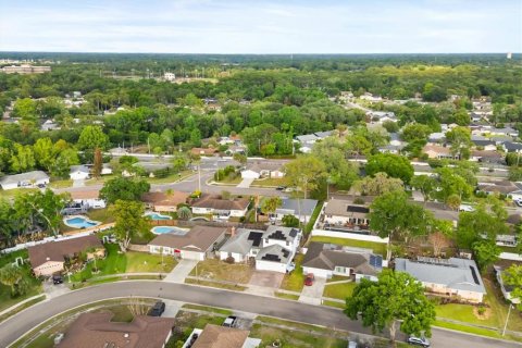 House in Altamonte Springs, Florida 4 bedrooms, 250.09 sq.m. № 2112330 - photo 4