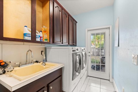 House in Altamonte Springs, Florida 4 bedrooms, 250.09 sq.m. № 2112330 - photo 16