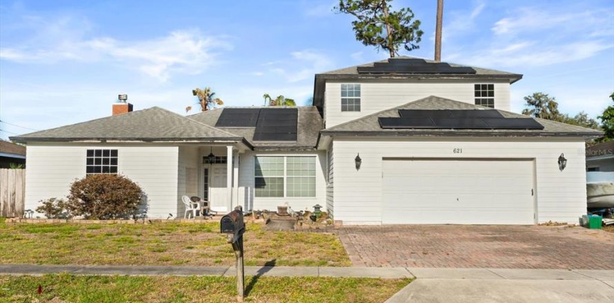 House in Altamonte Springs, Florida 4 bedrooms, 250.09 sq.m. № 2112330