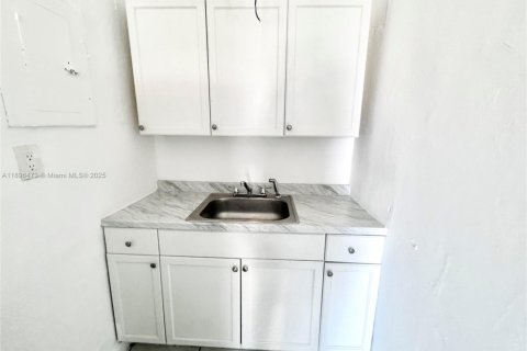 House in Hallandale Beach, Florida 1 bedroom № 2012832 - photo 7