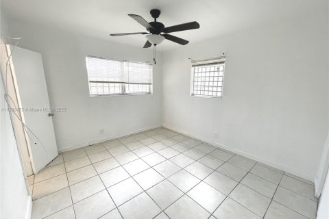 House in Hallandale Beach, Florida 1 bedroom № 2012832 - photo 11