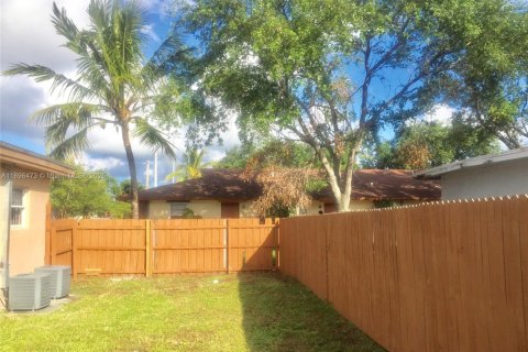 House in Hallandale Beach, Florida 1 bedroom № 2012832 - photo 3