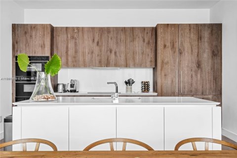 Condominio en alquiler en Miami, Florida, 4 dormitorios, 310.39 m2 № 1942698 - foto 27