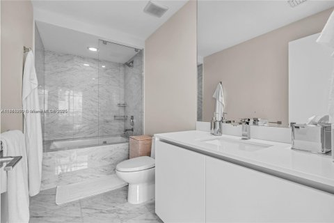 Condominio en alquiler en Miami, Florida, 4 dormitorios, 310.39 m2 № 1942698 - foto 8