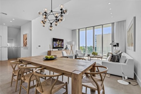 Condominio en alquiler en Miami, Florida, 4 dormitorios, 310.39 m2 № 1942698 - foto 21