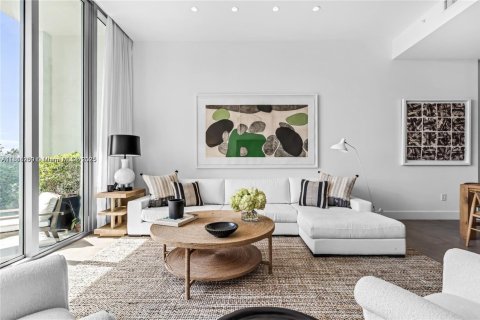 Condominio en alquiler en Miami, Florida, 4 dormitorios, 310.39 m2 № 1942698 - foto 2