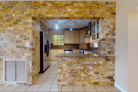 House in Miami, Florida 4 bedrooms, 191.47 sq.m. № 2012261 - photo 9