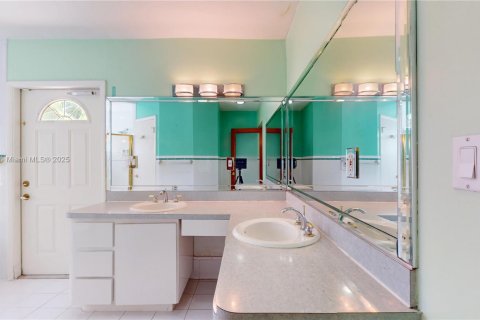 House in Miami, Florida 4 bedrooms, 191.47 sq.m. № 2012261 - photo 25