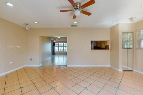 House in Miami, Florida 4 bedrooms, 191.47 sq.m. № 2012261 - photo 15