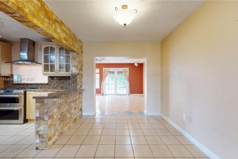 House in Miami, Florida 4 bedrooms, 191.47 sq.m. № 2012261 - photo 18