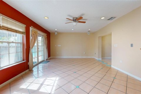 House in Miami, Florida 4 bedrooms, 191.47 sq.m. № 2012261 - photo 16