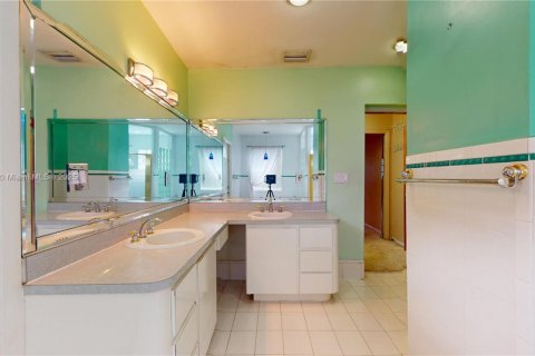 House in Miami, Florida 4 bedrooms, 191.47 sq.m. № 2012261 - photo 26